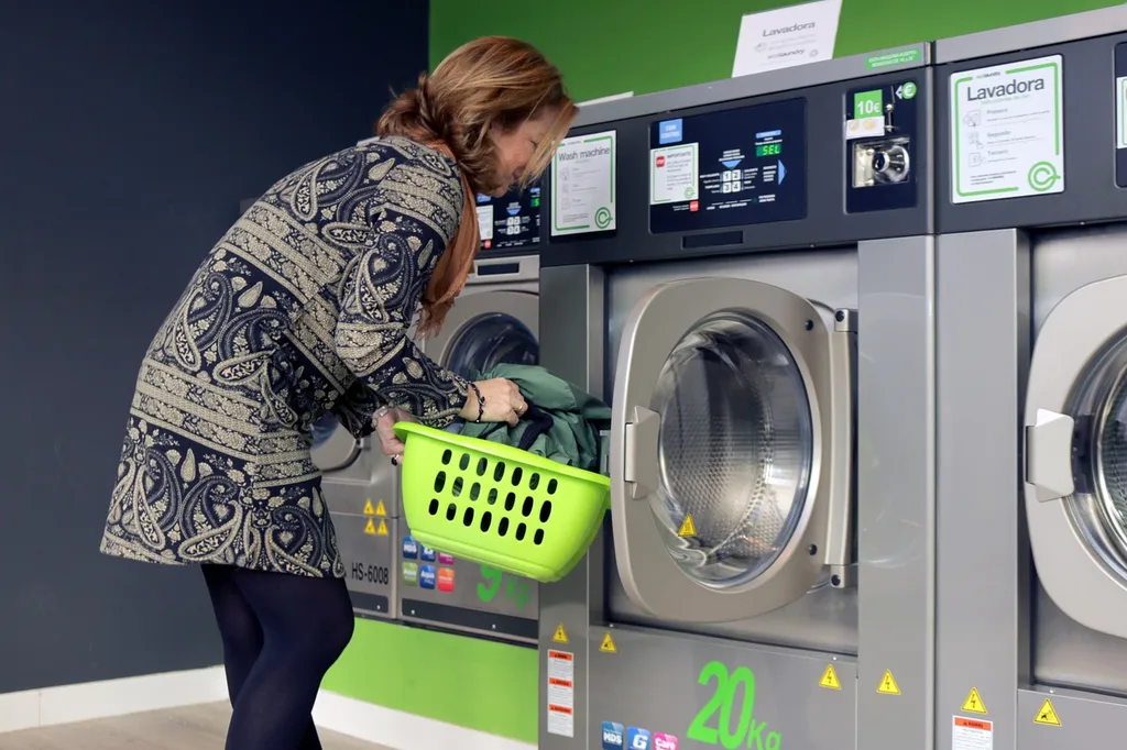 Wanita Mencuci Baju di Tempat Laundry