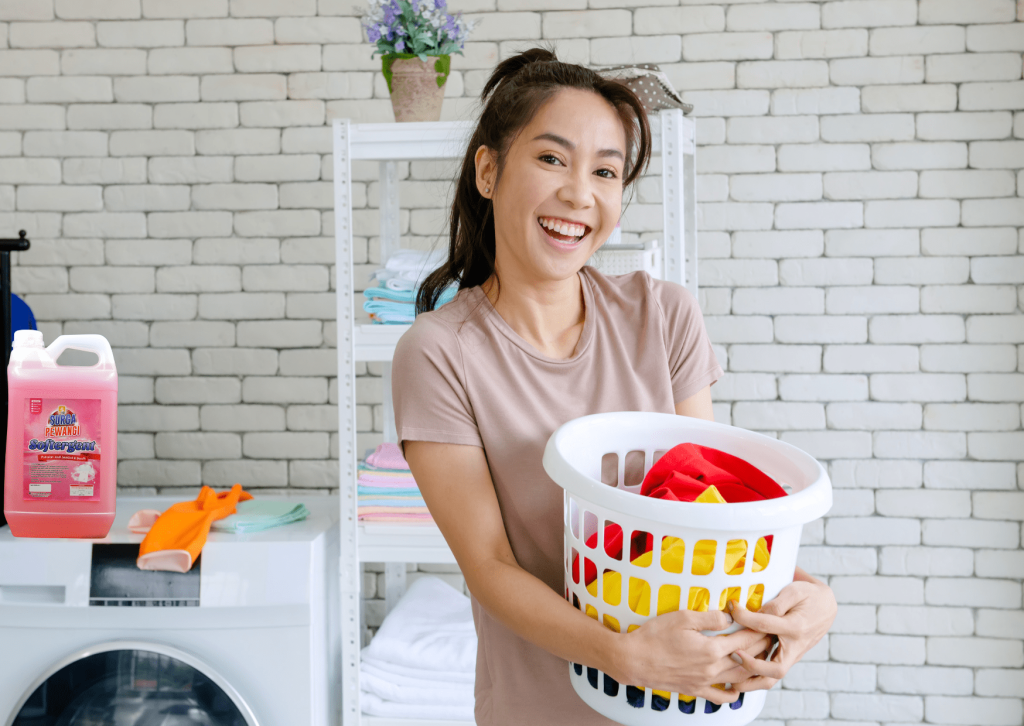 Wanita membawa keranjang pakaian